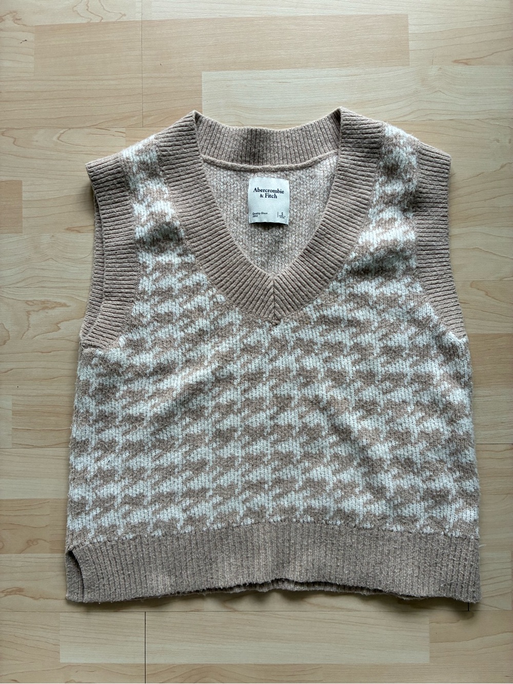 Abercrombie & Fitch Beige/Ivory Houndstooth Knit V-Neck Sweater Vest S